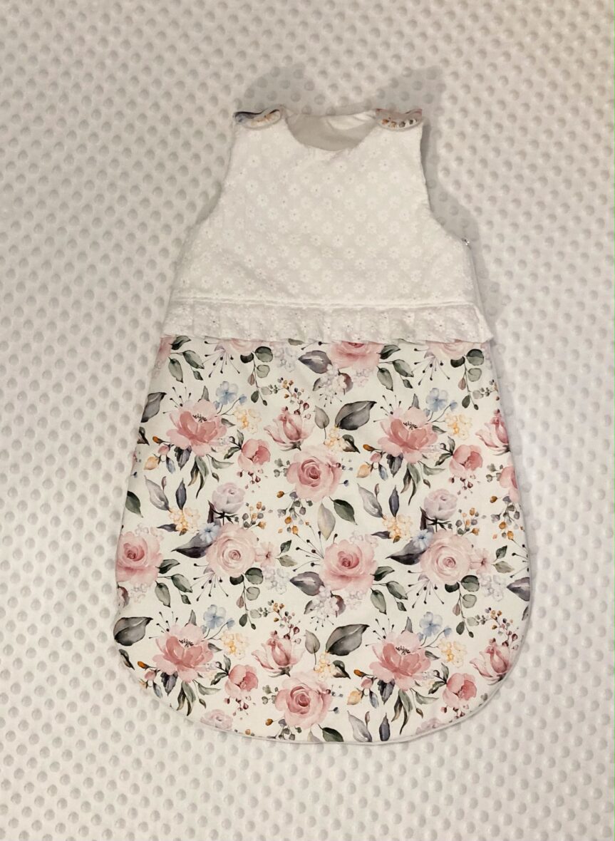 Gigoteuse mi-saison 0-6 mois Broderie anglaise et bouquet de fleurs